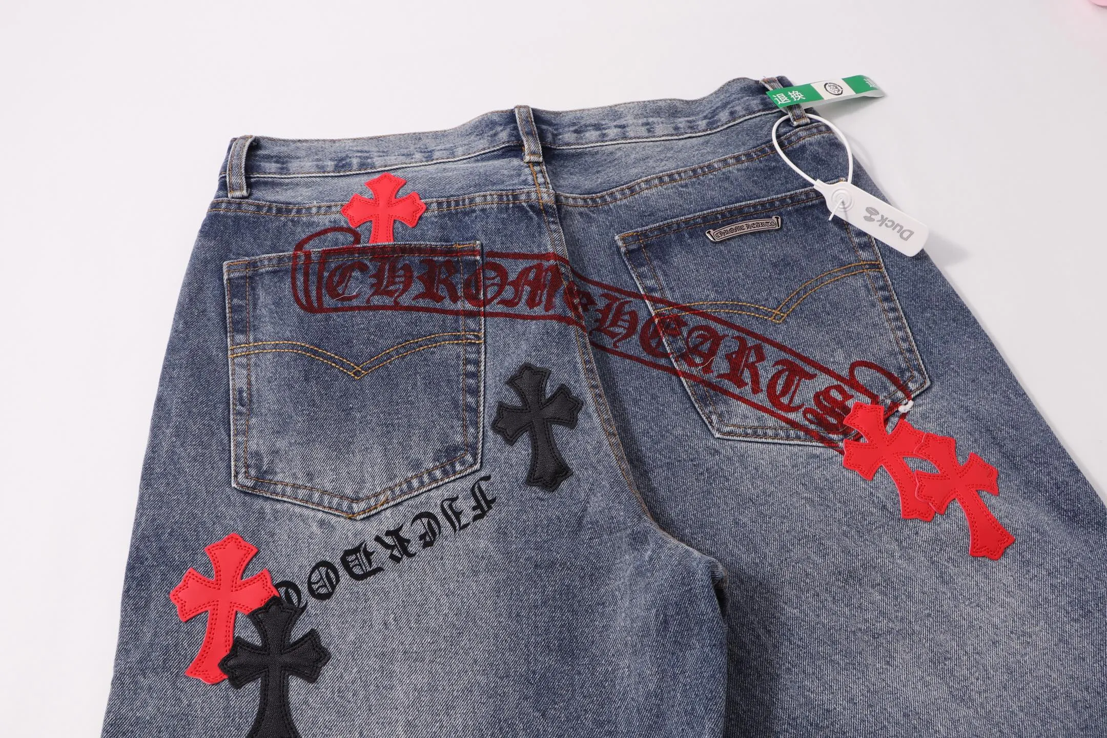 P260 Style No.: H97 Croxin & 𝐂𝐡𝐫𝐨𝐦𝐞 𝐇𝐞𝐚𝐫𝐭 Pingtai SS25 blue and red printed jeans. Styles with different wash textures are very friendly to people with thin legs. The slightly flared version perfectly modifies the leg shape. The timeless and moderate length makes it easy to match and match. It is the basis for various styles and is a must-have in your wardrobe! The fabric is stiff but also makes the upper body soft without losing texture. The washing process is even more perfect. It is a must-have item for everyone! ! ! Washed wheat, hang tag, pants label, three labels complete Color: blue Size: 28-30-32-34-36